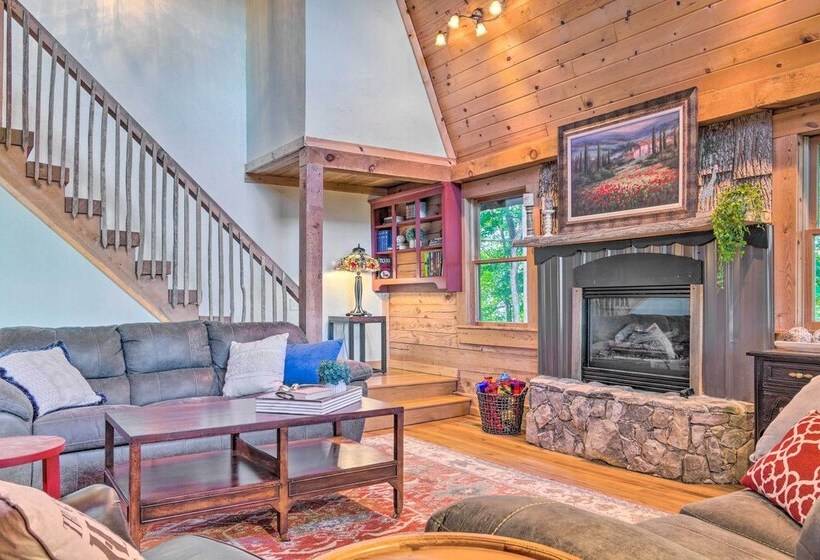 Waynesville Cabin With Hot Tub & Mountain Views!