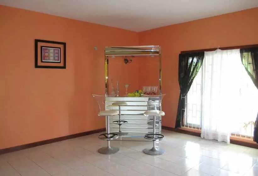 تختخواب و صبحانه Cozy S Bandb