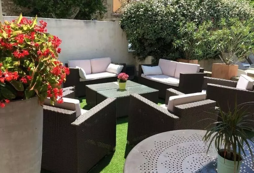 Hotelli Hôtel Les Magnanarelles