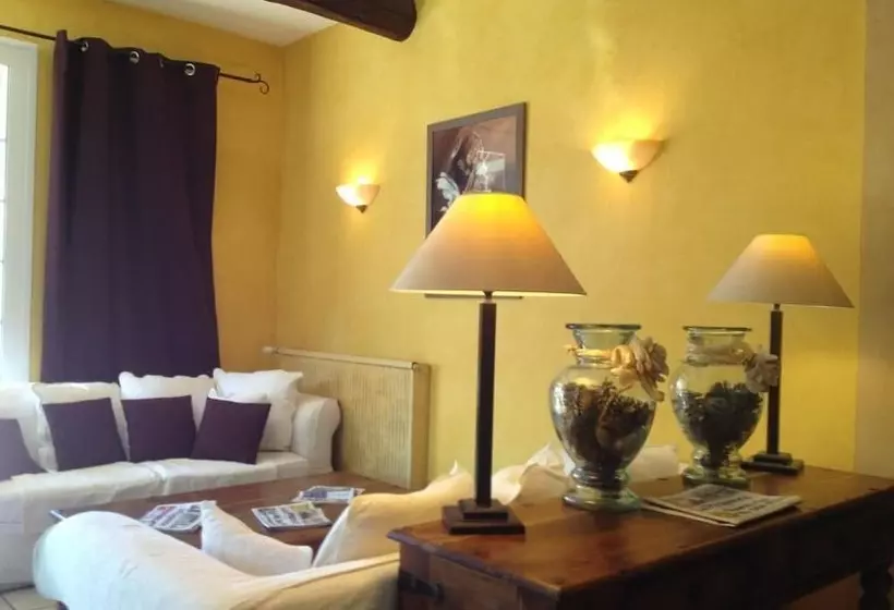 Hotelli Hôtel Les Magnanarelles