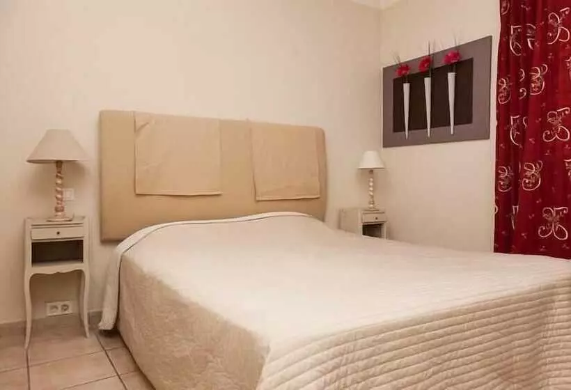 Hotelli Hôtel Les Magnanarelles