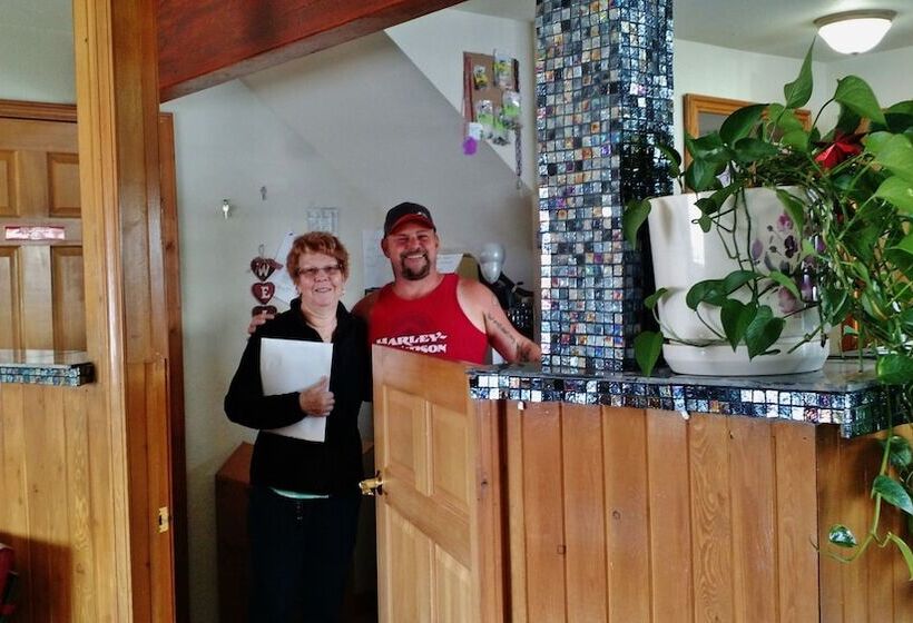 Мотель Going To The Sun Inn & Suites