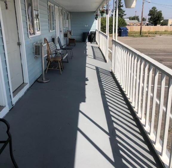 Мотель Going To The Sun Inn & Suites