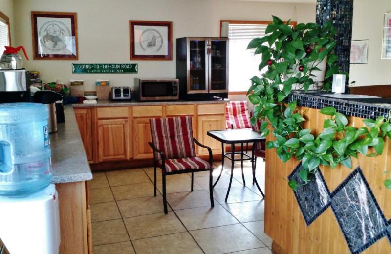 Мотель Going To The Sun Inn & Suites