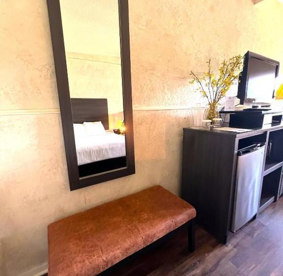 Mountain Harbor Queen Guest Room On Lake Ouachita By Redawning