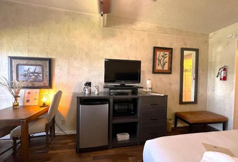 Mountain Harbor Queen Guest Room On Lake Ouachita By Redawning