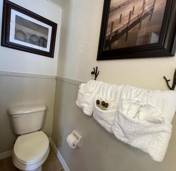 Mountain Harbor Queen Guest Room On Lake Ouachita By Redawning