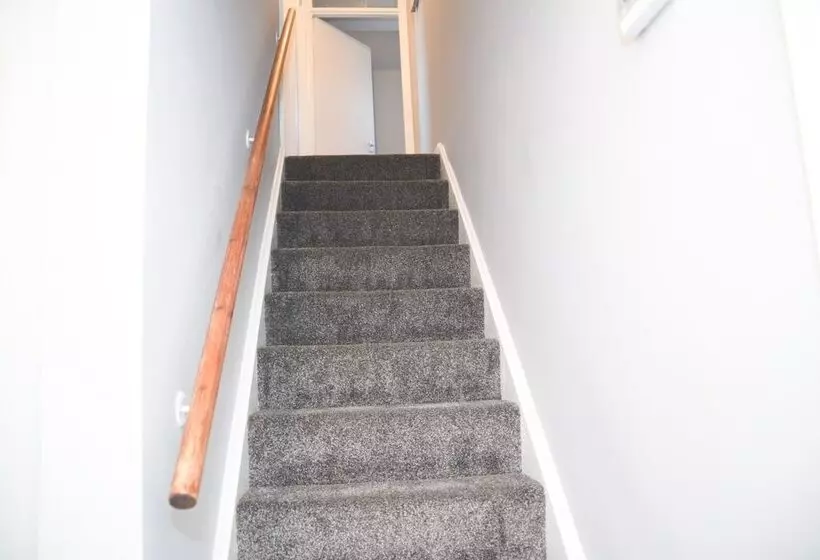 اقامتگاه 2ndhomestays  Willenhall Charming 3 Bedroom Home