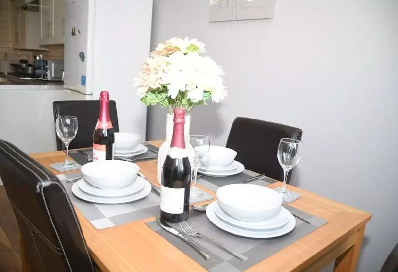 اقامتگاه 2ndhomestays  Willenhall Charming 3 Bedroom Home