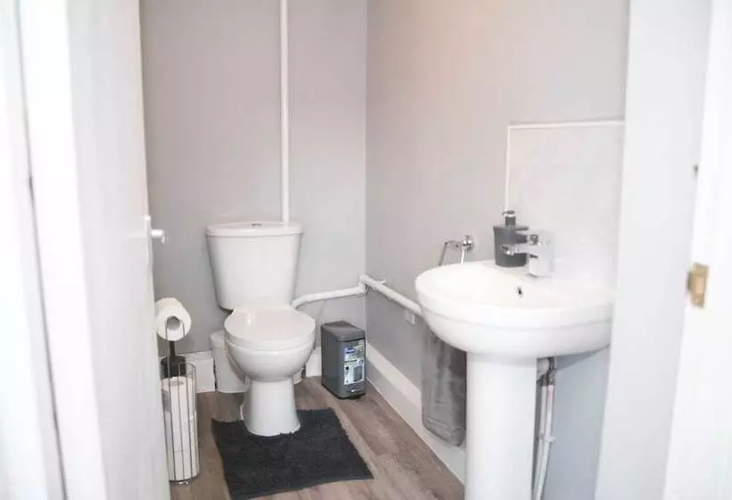 اقامتگاه 2ndhomestays  Willenhall Charming 3 Bedroom Home