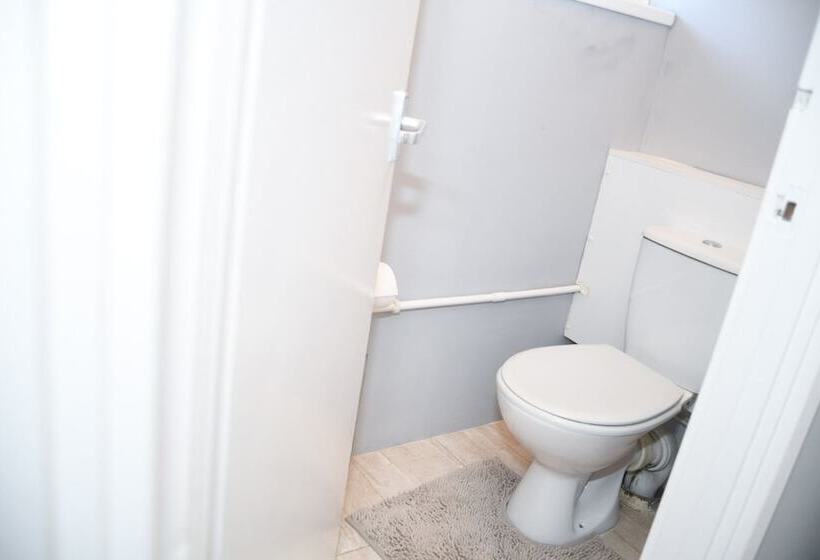 דירת נופש 2ndhomestays  Willenhall Charming 3 Bedroom Home