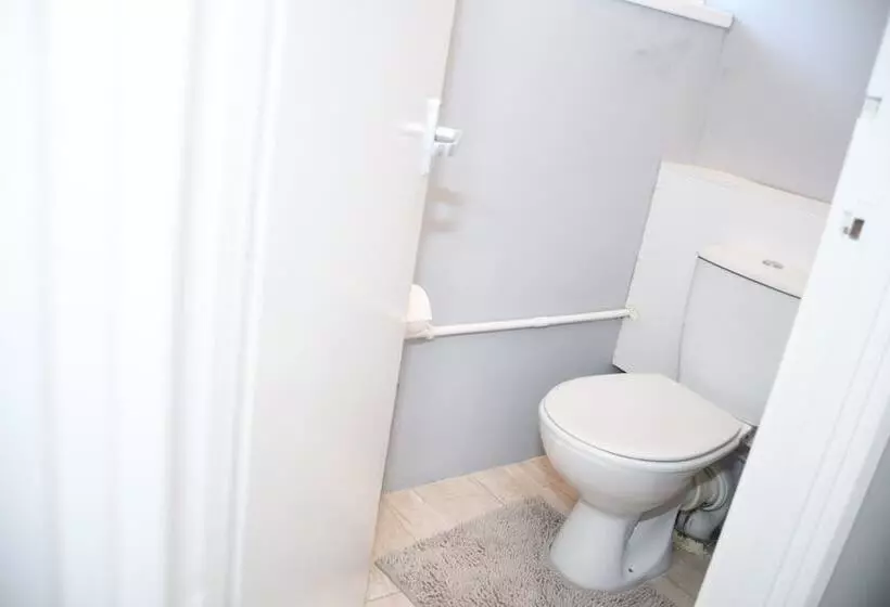 اقامتگاه 2ndhomestays  Willenhall Charming 3 Bedroom Home