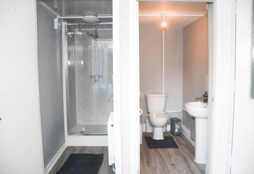 דירת נופש 2ndhomestays  Willenhall Charming 3 Bedroom Home