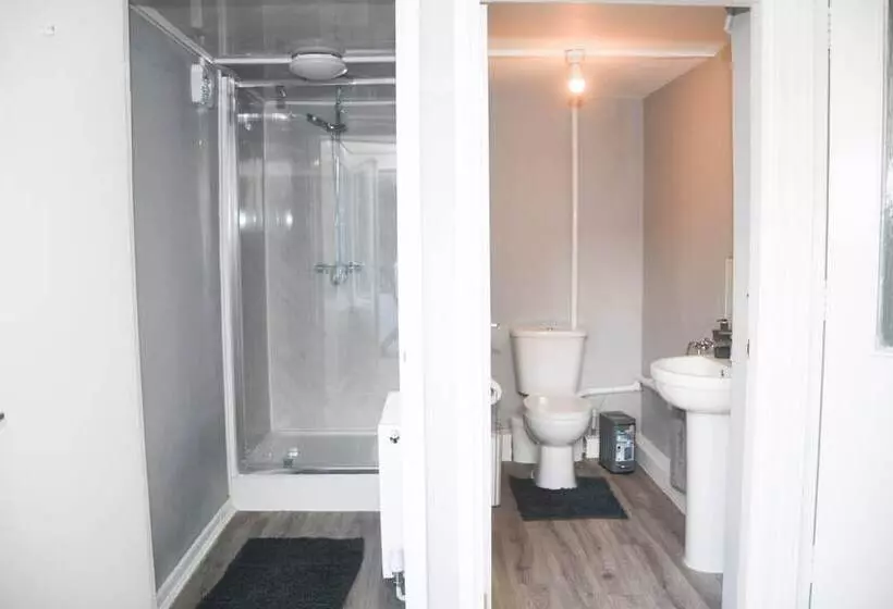 اقامتگاه 2ndhomestays  Willenhall Charming 3 Bedroom Home