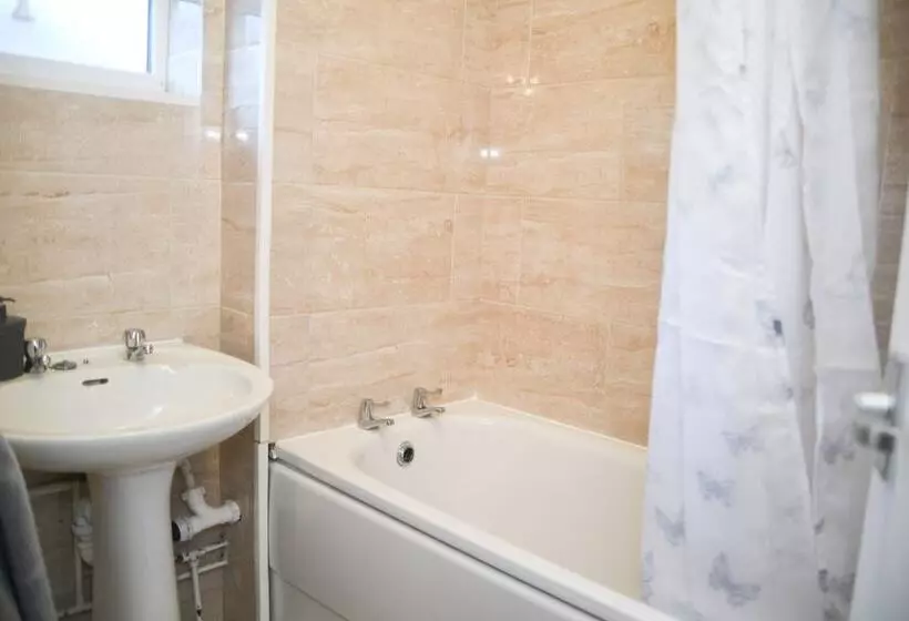 اقامتگاه 2ndhomestays  Willenhall Charming 3 Bedroom Home