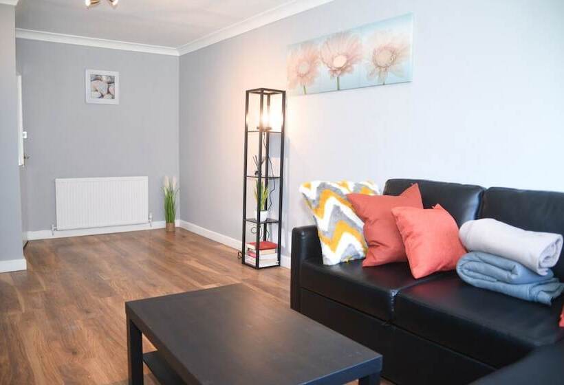 דירת נופש 2ndhomestays  Willenhall Charming 3 Bedroom Home
