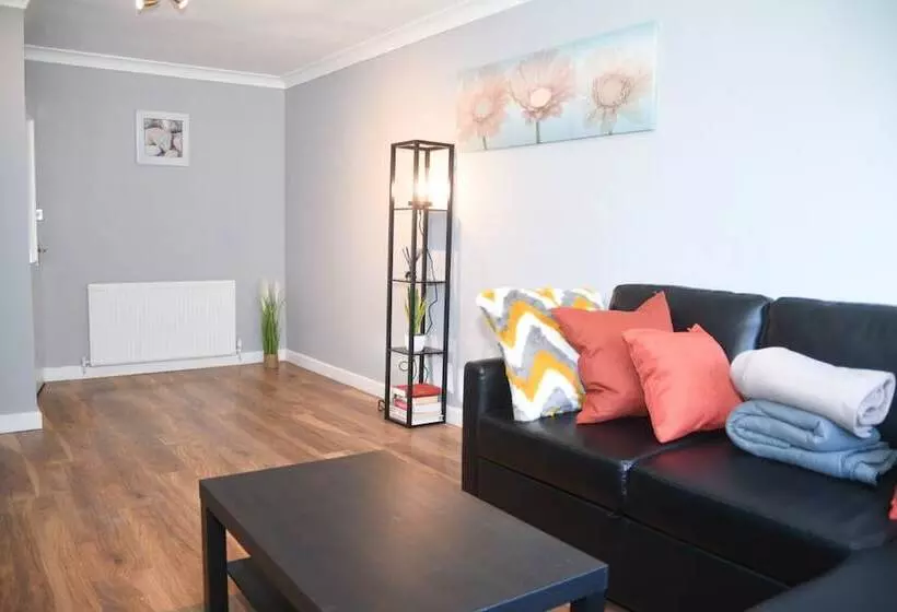 اقامتگاه 2ndhomestays  Willenhall Charming 3 Bedroom Home