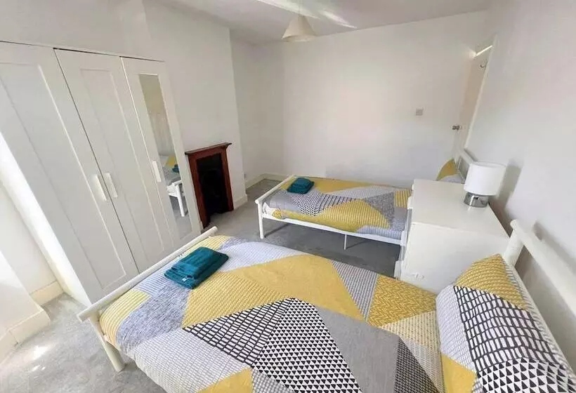 اقامتگاه Spacious 4 Bed House In Thornton Heath