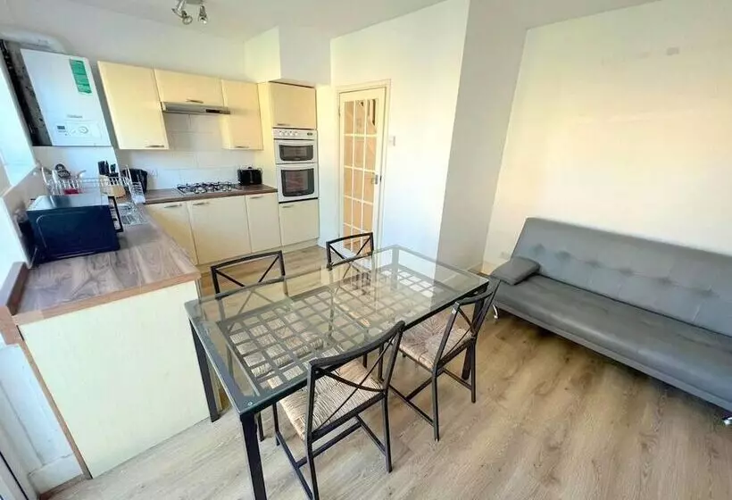 اقامتگاه Spacious 4 Bed House In Thornton Heath