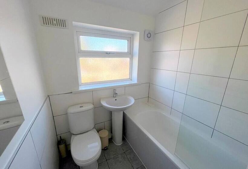 إقامة Spacious 4 Bed House In Thornton Heath
