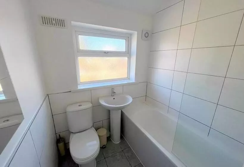 اقامتگاه Spacious 4 Bed House In Thornton Heath