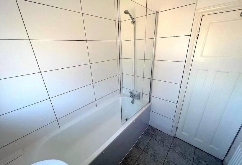 إقامة Spacious 4 Bed House In Thornton Heath