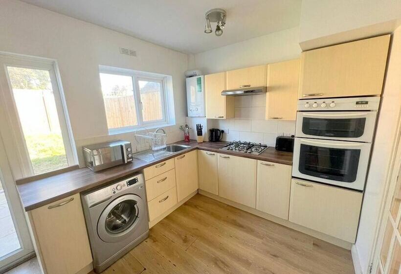 إقامة Spacious 4 Bed House In Thornton Heath