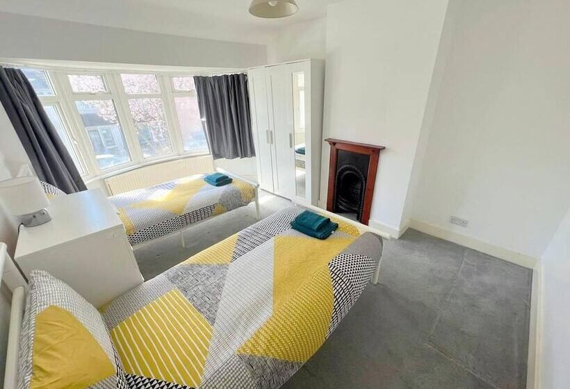 إقامة Spacious 4 Bed House In Thornton Heath