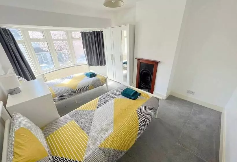 اقامتگاه Spacious 4 Bed House In Thornton Heath