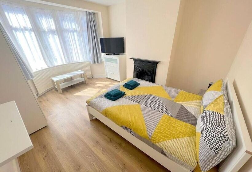 إقامة Spacious 4 Bed House In Thornton Heath