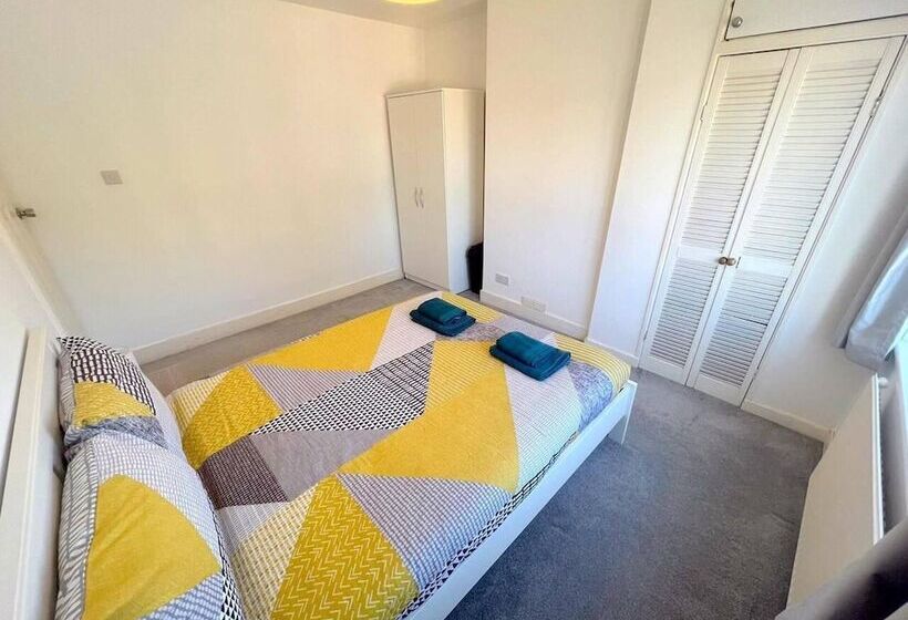 إقامة Spacious 4 Bed House In Thornton Heath