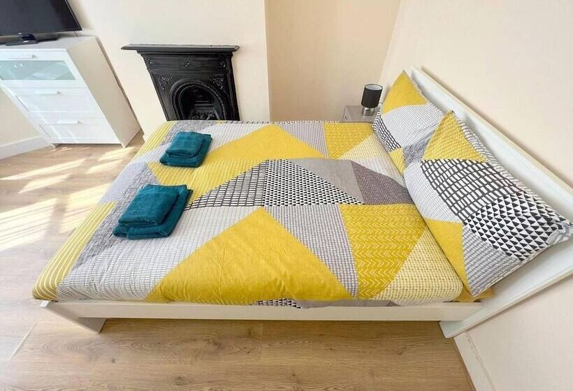 إقامة Spacious 4 Bed House In Thornton Heath