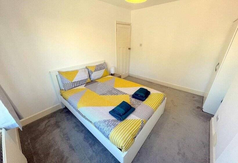 إقامة Spacious 4 Bed House In Thornton Heath