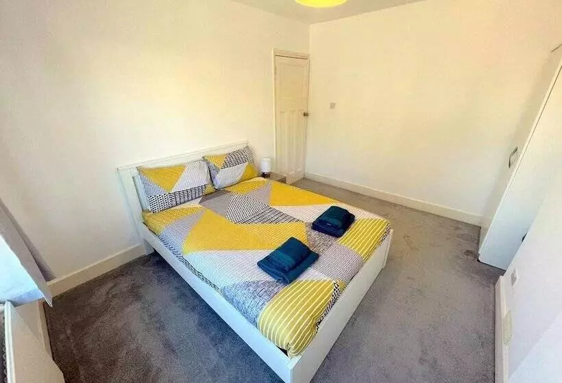 اقامتگاه Spacious 4 Bed House In Thornton Heath