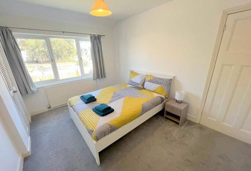 إقامة Spacious 4 Bed House In Thornton Heath