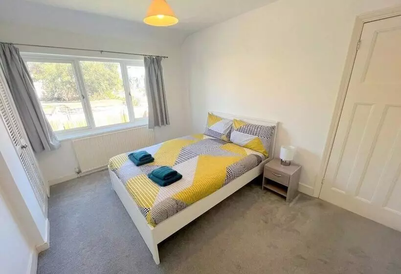 اقامتگاه Spacious 4 Bed House In Thornton Heath
