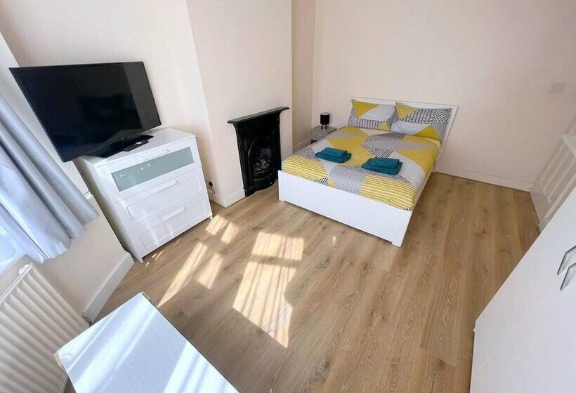 إقامة Spacious 4 Bed House In Thornton Heath