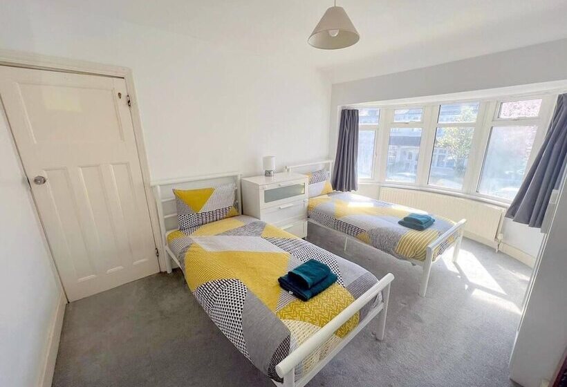 إقامة Spacious 4 Bed House In Thornton Heath