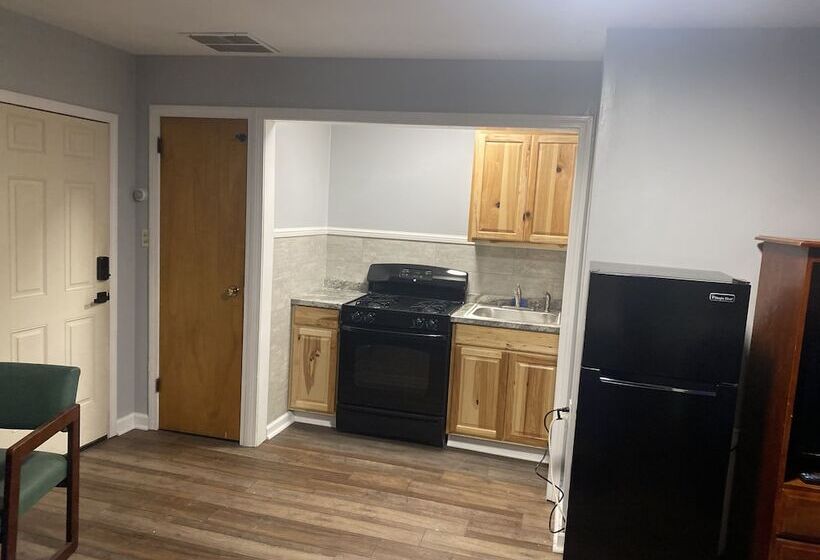 The Maple Motel Erie