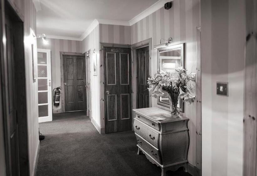 مسافرخانه Elder York Guest House