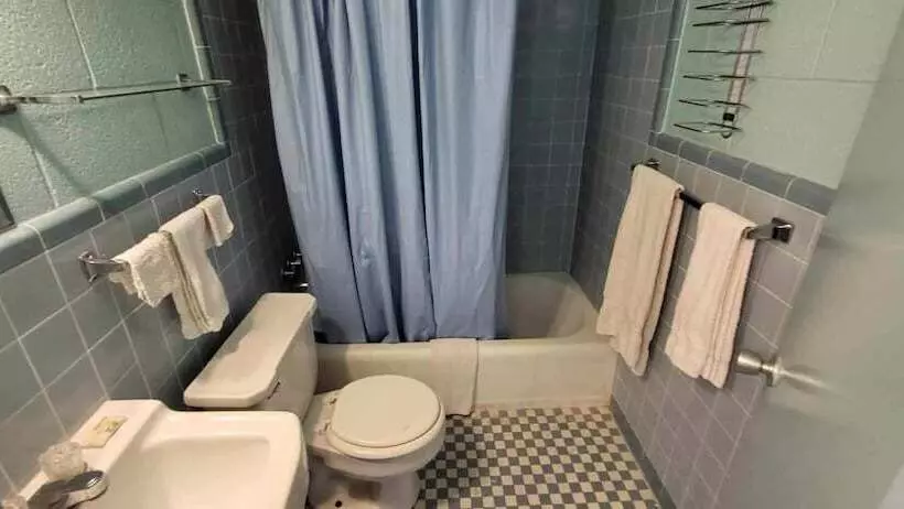 Holiday Host Motel & Rv Park