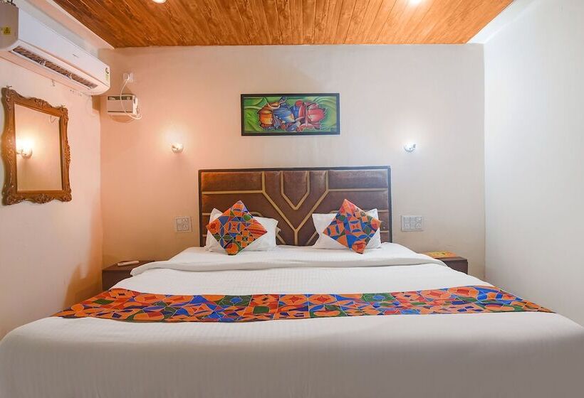 ホテル Fabexpress Corinthia Boutique Rooms   Nr Candolim Beach
