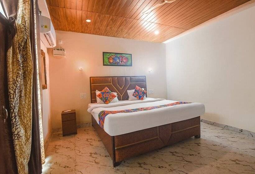 ホテル Fabexpress Corinthia Boutique Rooms   Nr Candolim Beach