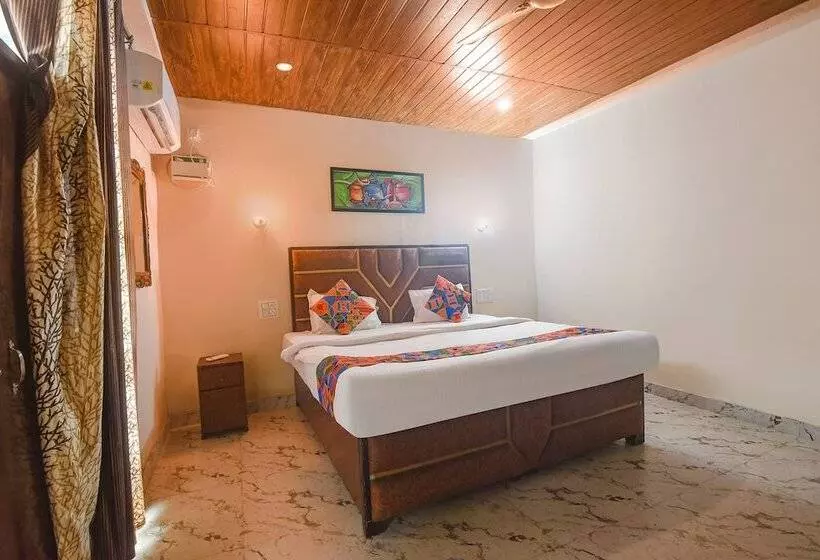 ホテル Fabexpress Corinthia Boutique Rooms   Nr Candolim Beach