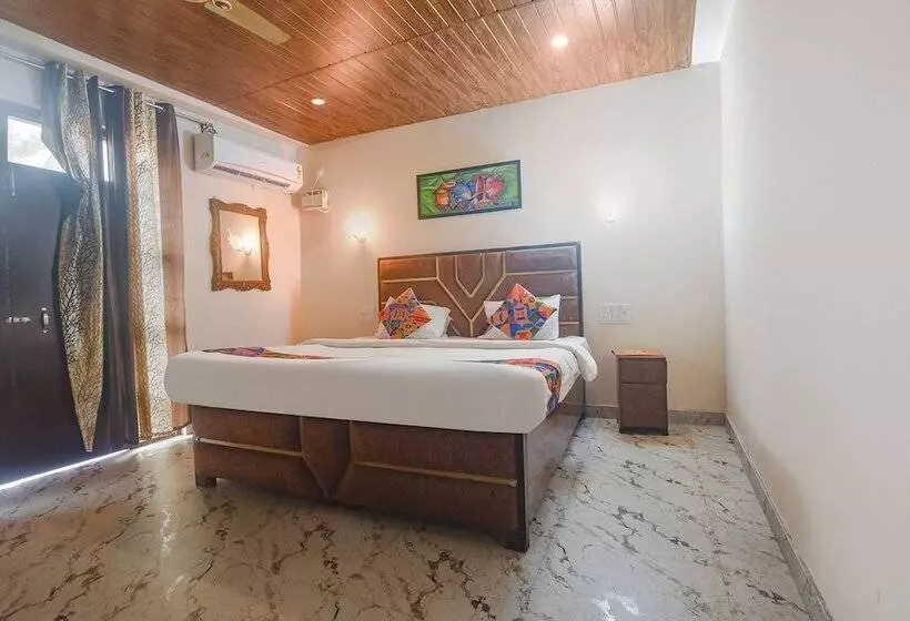 ホテル Fabexpress Corinthia Boutique Rooms   Nr Candolim Beach