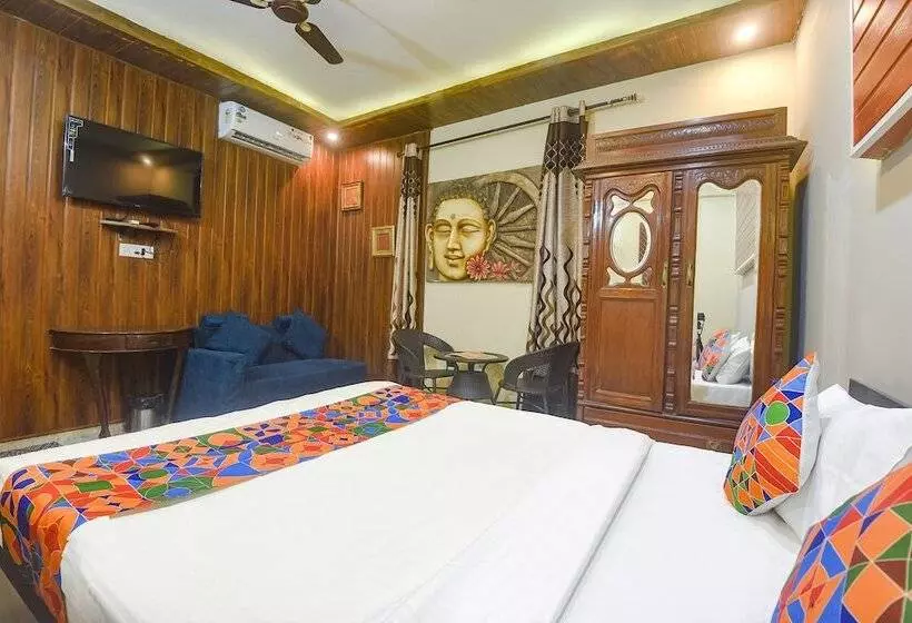 ホテル Fabexpress Corinthia Boutique Rooms   Nr Candolim Beach