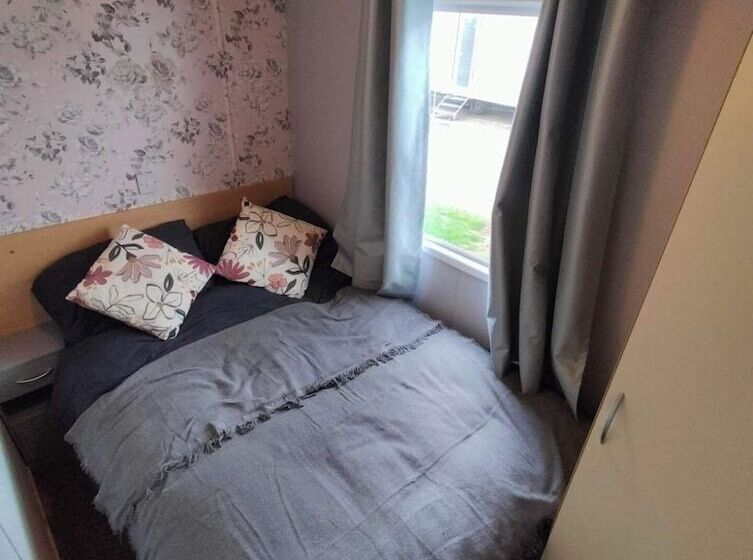 בית מלון כפרי Impeccable 3 Bed Lodge In Hull