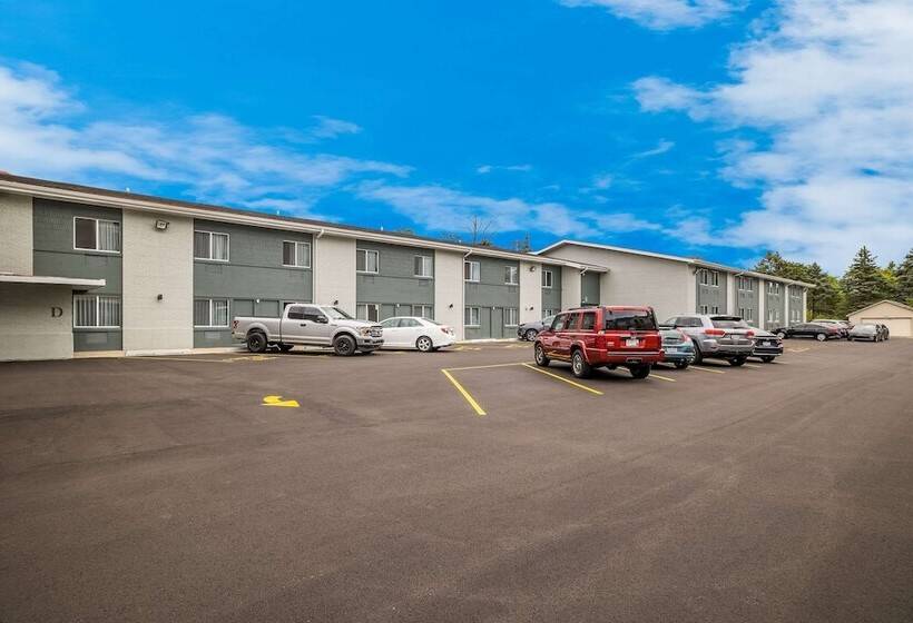 ホテル Suburban Studios Milwaukee Airport