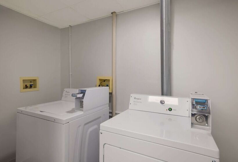 ホテル Suburban Studios Milwaukee Airport