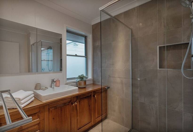 Pensione Modern 3br With Gardens In Waramanga